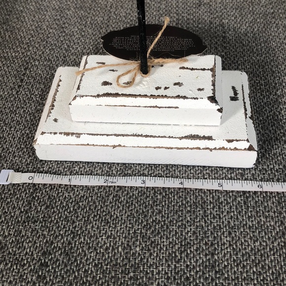 Handcrafted whitewashed wood cross on a metal rod - Picture 8 of 9